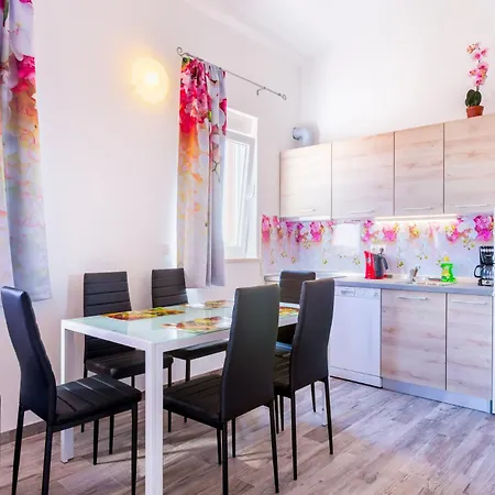 Irina - A6 Second Floor - Mpolo Apartment *